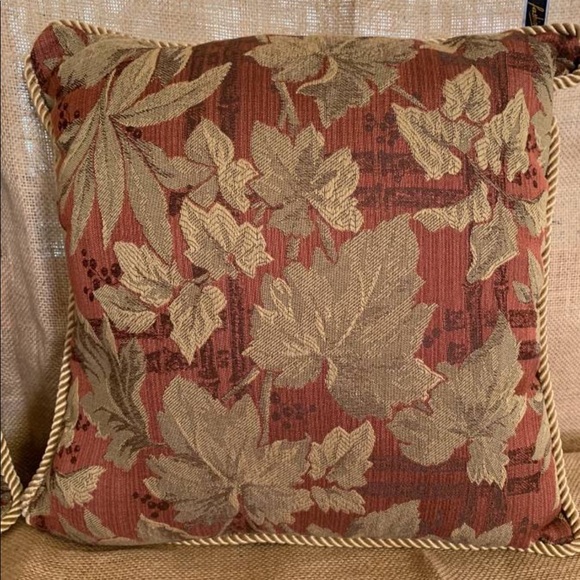 16 X 16 ACCENT LEAF PATTERN PILLOWS - Picture 4 of 4